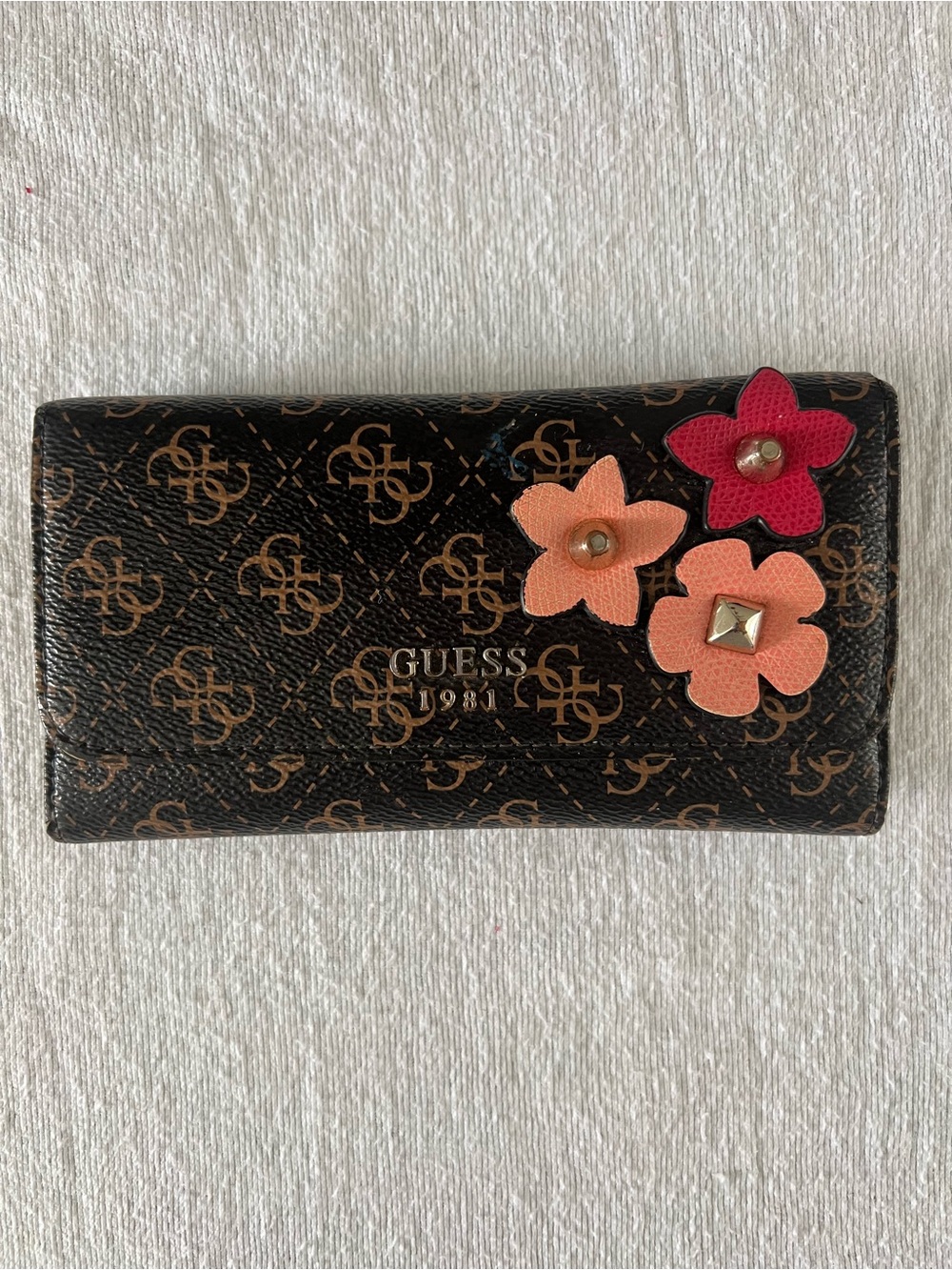 GUESS 1981 Brown Monogram Floral
Checkbook Wallet